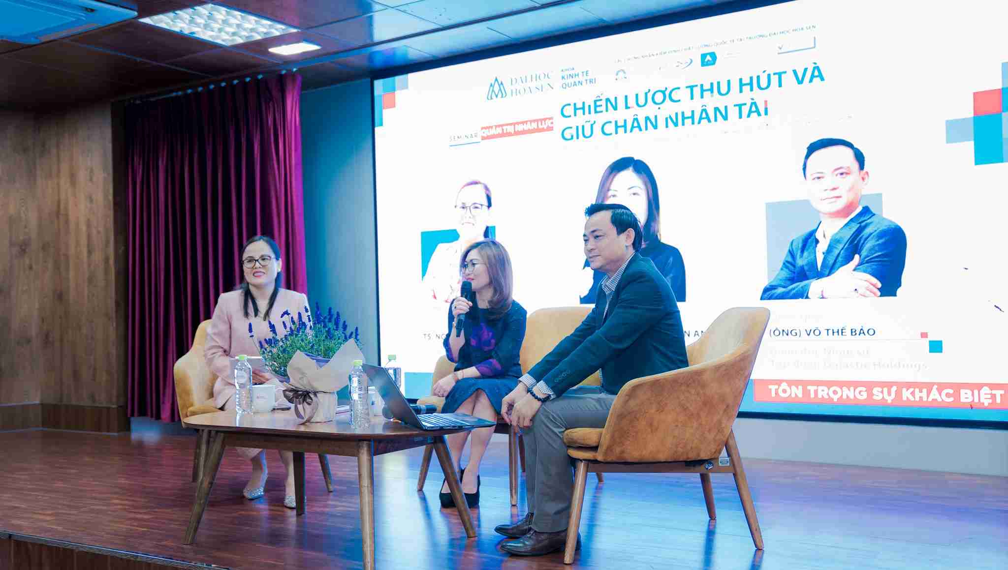 Sinh viên được học cùng lãnh đạo cấp cao của các doanh nghiệp, tập đoàn lớn qua các hội thảo, tọa đàm chuyên ngành. Ảnh: Bình Quý