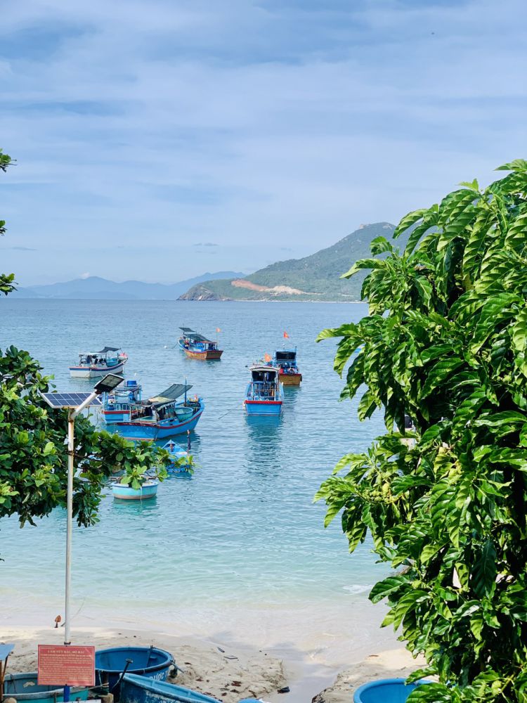 Ninh Van fishing village is peaceful with beautiful natural scenery. Photo: Ky Lam