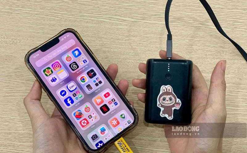 Some compact personal items can help handle situations arising during the journey. Photo: Chi Long