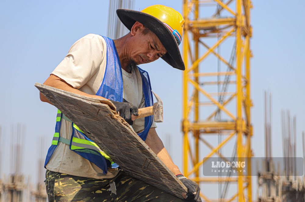 Hot weather erodes workers' physical strength, contractors have to adjust working hours. Photo: Nguyen Luan