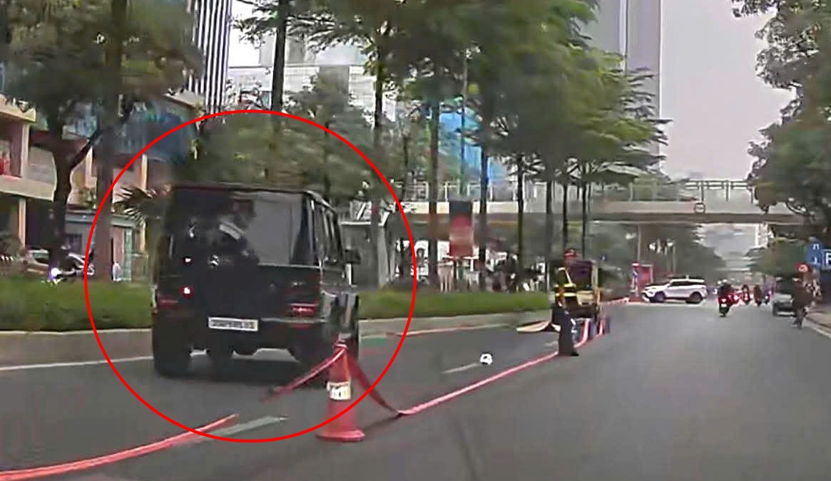 Mercedes G63 car collides with pedestrians. Photo: Tien Thanh