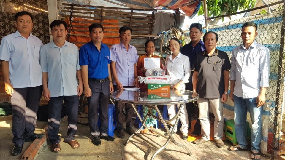 The working delegation of Tra On commune visits and presents Tet gifts of Chol Chnam Thmay to poor Khmer households in the area. Photo: Hoang Loc