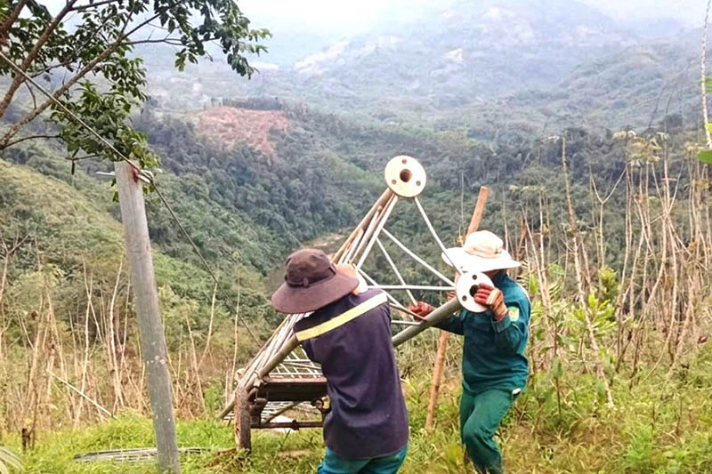 Công nhân vận chuyển, lắp đặt cột ăngten phát sóng viễn thông tại địa bàn miền núi, góp phần xóa vùng lõm sóng. 