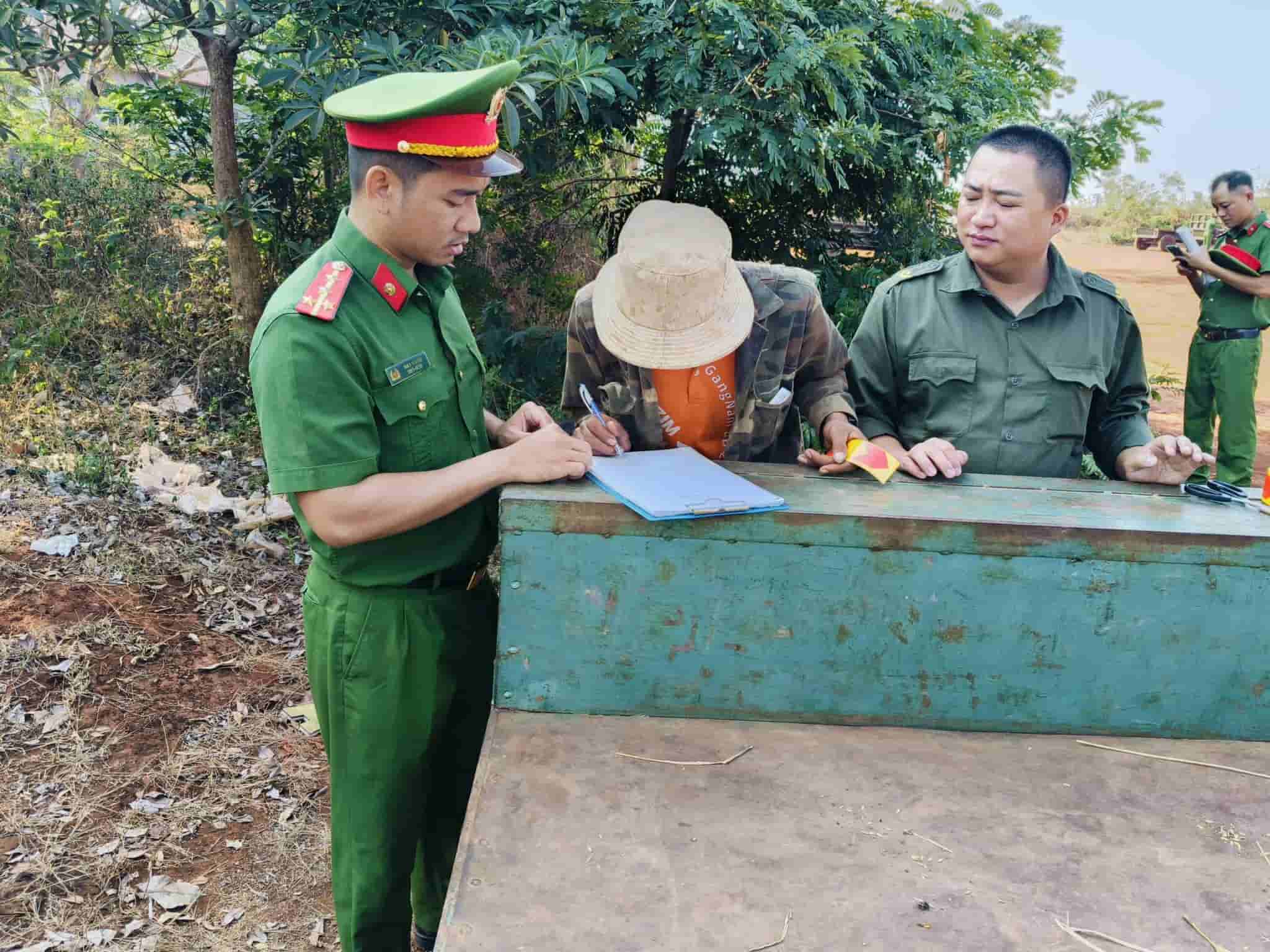 Chủ xe ký cam kết với cơ quan Công an phải chấp hành an toàn khi điều khiển xe công nông. Ảnh: Công an 