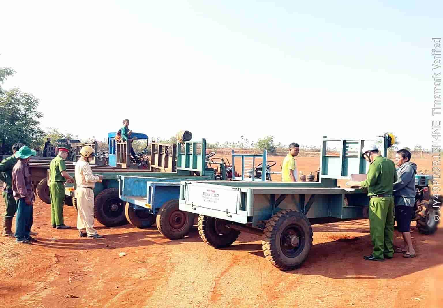 Provincial functional agencies mobilize and propagate to farm truck owners to be aware of ensuring safety. Photo: Police