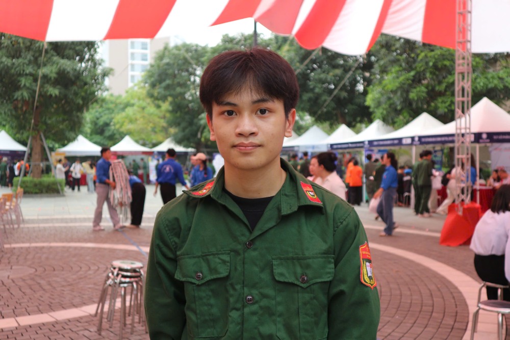 Anh Bạch Ngọc Lương chủ động tham gia các khóa học online, rèn luyện kỹ năng mềm thông qua làm việc nhóm và thuyết trình. Ảnh: Quỳnh Chi