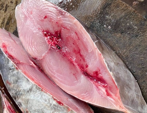 Preparing fatty fish dishes such as mackerel properly will help reduce dry eyes and eye strain. Photo: Thu Thuy