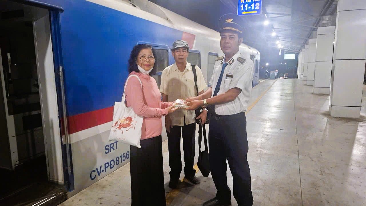 Nhân viên đường sắt trên tàu SE21 trả lại ví, có gần 30 triệu đồng cho hành khách bỏ quên. Ảnh: Đường sắt Việt Nam
