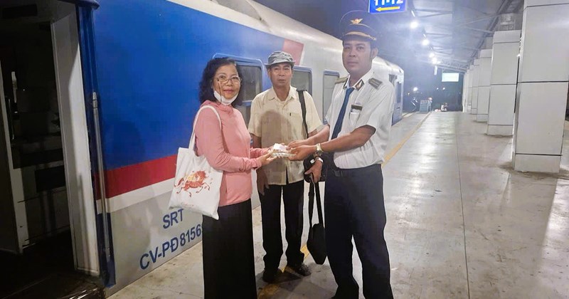 Nhân viên đường sắt trả lại gần 30 triệu đồng cho hành khách
