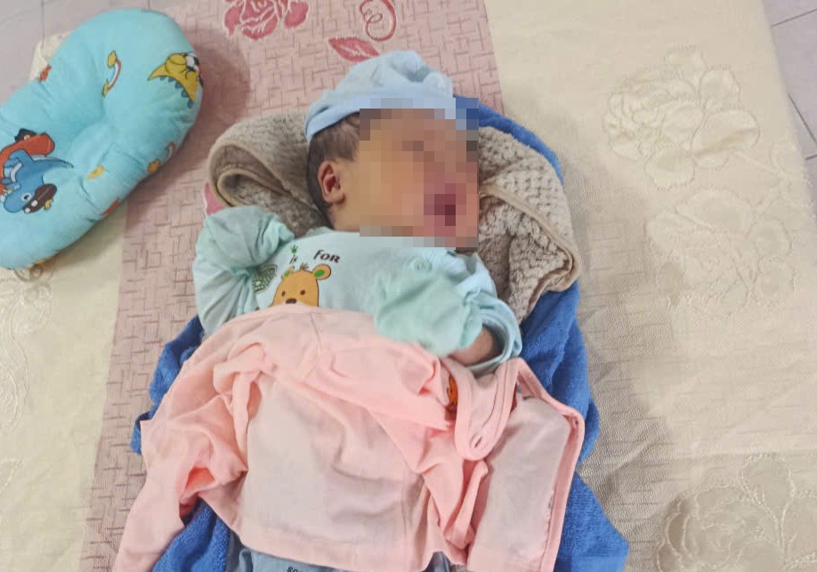The baby girl was abandoned on a field road in Vu Phuc ward (Hung Yen province). Photo: Van Tuan