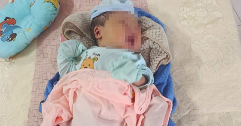 Hưng Yên: Bé gái sơ sinh bị bỏ rơi giữa đồng