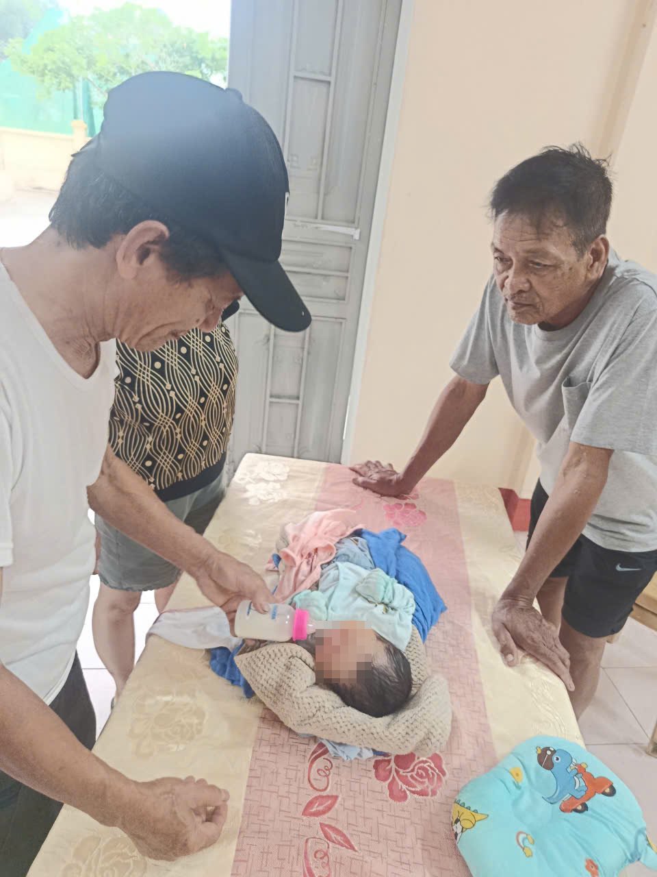 Bé gái được chăm sóc tại Trạm Y tế phường Vũ Phúc. Ảnh: Văn Tuân .