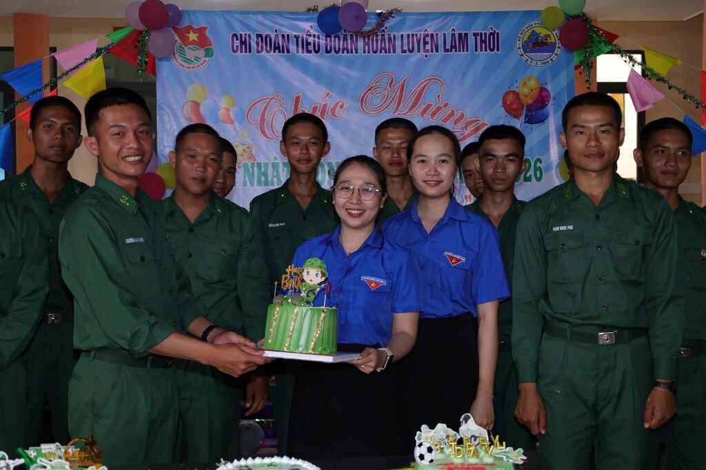 Una fiesta de cumpleaños para nuevos soldados en el Batallón de Entrenamiento Provisional del Comando de la Guardia Fronteriza de la provincia de Quang Ngai. Foto: Guardia Fronteriza de Quang Ngai