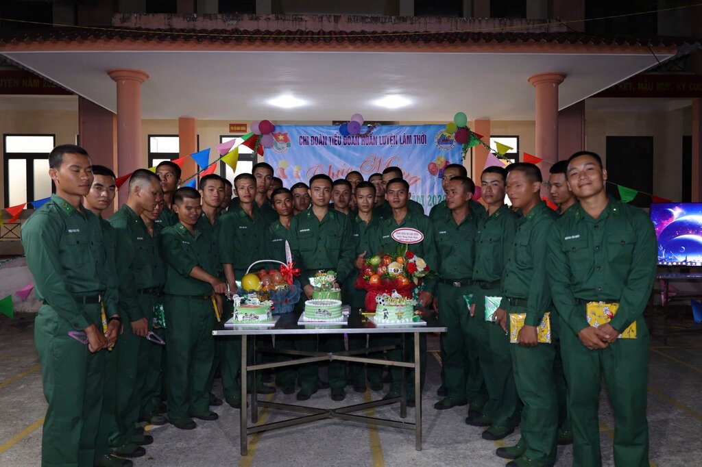 Cùng với các hoạt động văn hóa, văn nghệ, thể thao, “sinh nhật đồng đội” trở thành nét đẹp trong đời sống quân ngũ. Ảnh: Biên phòng Quảng Ngãi