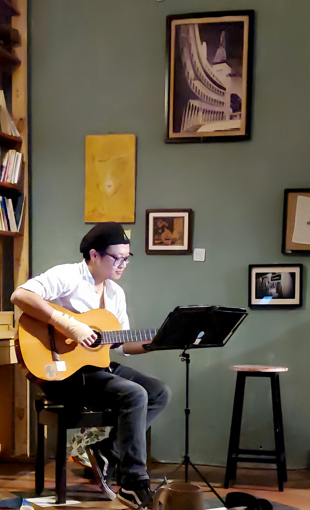 Nguyễn Đặng Đức Minh đàn và hát trong Đêm Cầm Ca tại quán nhạc, gác 3 nhà số 6 Nguyễn Thượng Hiền, Hà Nội.