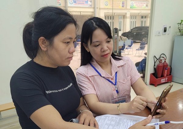Officials of Phu Tho Employment Service Center support workers to submit unemployment insurance dossiers online. Photo: Phu Tho e-Portal
