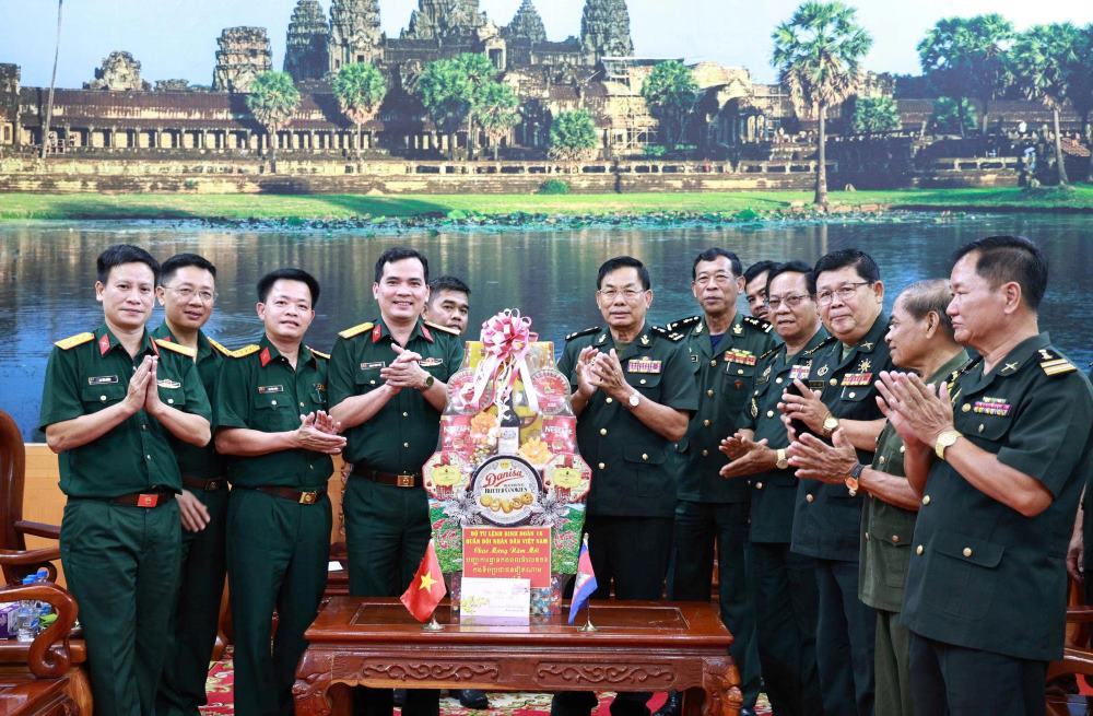 Đại tá Trịnh Phạm Hoà - Bí thư Đảng ủy, Phó Tư lệnh Binh đoàn 16, chúc Tết cán bộ, chiến sĩ Tiểu khu Quân sự Kratie, Vương quốc Campuchia. Ảnh: Anh Đức