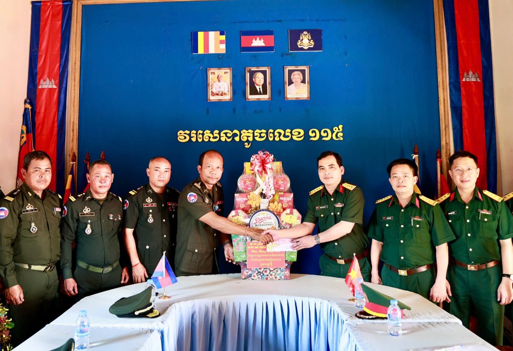 Đoàn công tác Binh đoàn 16 thăm, chúc Tết cán bộ, chiến sĩ Tiểu đoàn 115, Tiểu khu quân sự Mondulkiri, Vương quốc Campuchia. Ảnh: Anh Đức