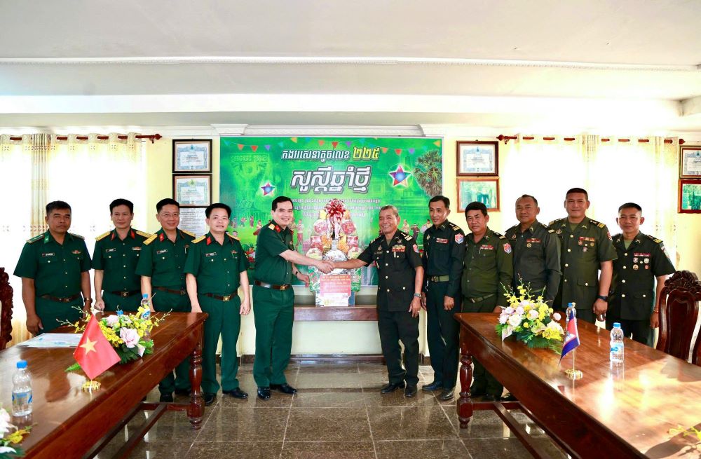 Đoàn công tác Binh đoàn 16 thăm, chúc Tết cán bộ, chiến sĩ Tiểu đoàn 225, Tiểu khu Quân sự Kratie, Vương quốc Campuchia. Ảnh: Anh Đức