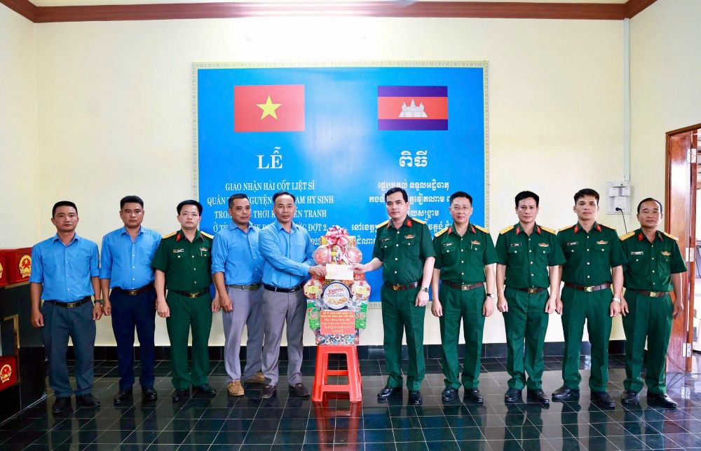 Đoàn công tác Binh đoàn 16 dâng hương viếng các liệt sĩ và thăm, tặng quà động viên Đội K72, Bộ Chỉ huy Quân sự tỉnh Đồng Nai. Ảnh: Anh Đức
