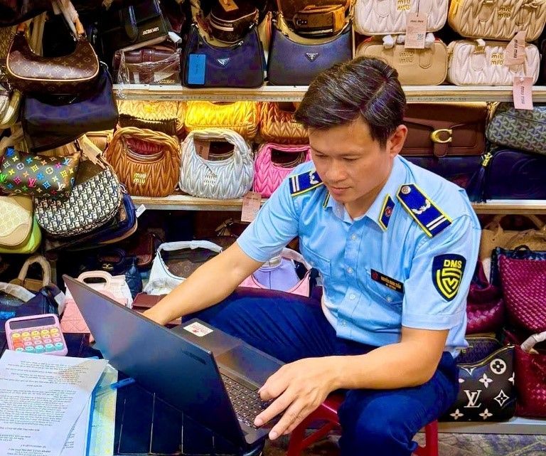 Lực lượng Quản lý thị trường ở Đà Nẵng phát hiện gần 300 túi xách, giày giả thương hiệu nổi tiếng tại 7 cơ sở kinh doanh. Ảnh: Trường An