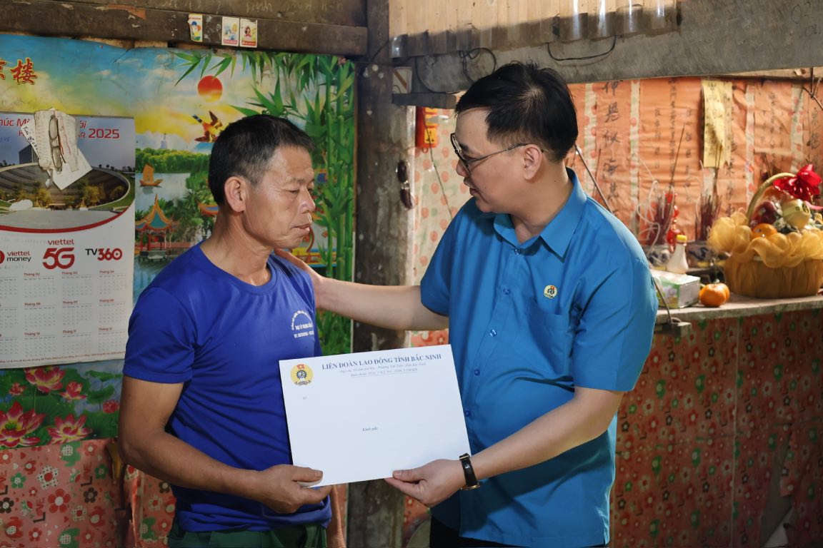 Comrade Nguyen Manh Hung - Vice Chairman of Bac Ninh Provincial Labor Federation - visits and provides support to relatives of union member Luc Van Thuan. Photo: Quyet Chien