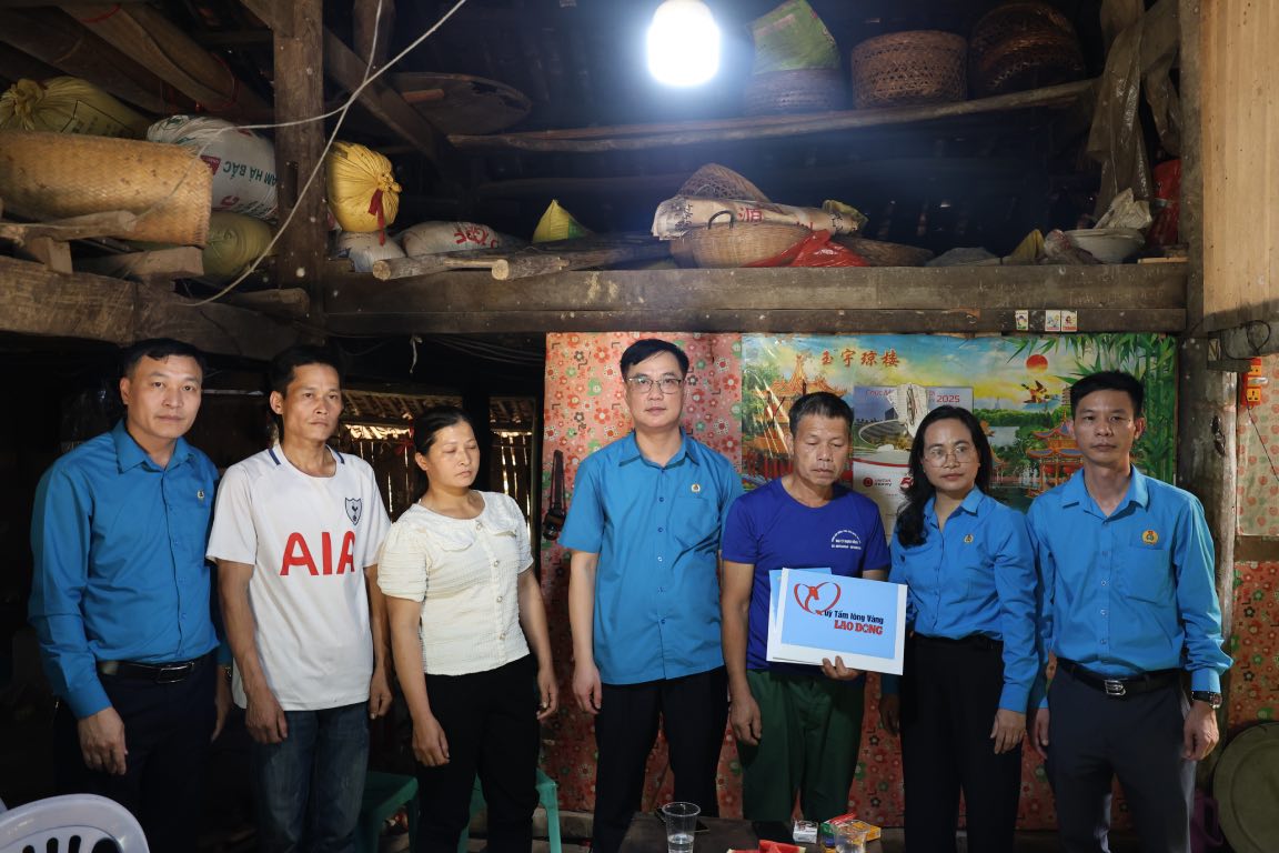 Đoàn trao hỗ trợ từ Quỹ Xã hội từ thiện Tấm Lòng vàng tới thân nhân đoàn viên Lục Văn Thuận. Ảnh: Quyết Chiến 