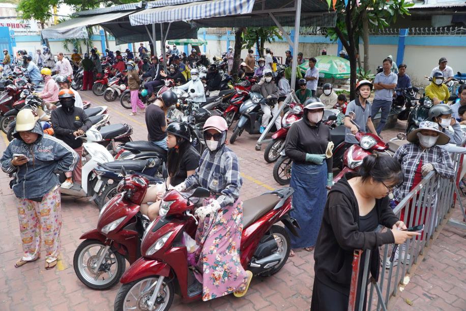 Phụ huynh đến trường đón con trong thời gian tạm dừng tổ chức bán trú. Ảnh: Chân Phúc