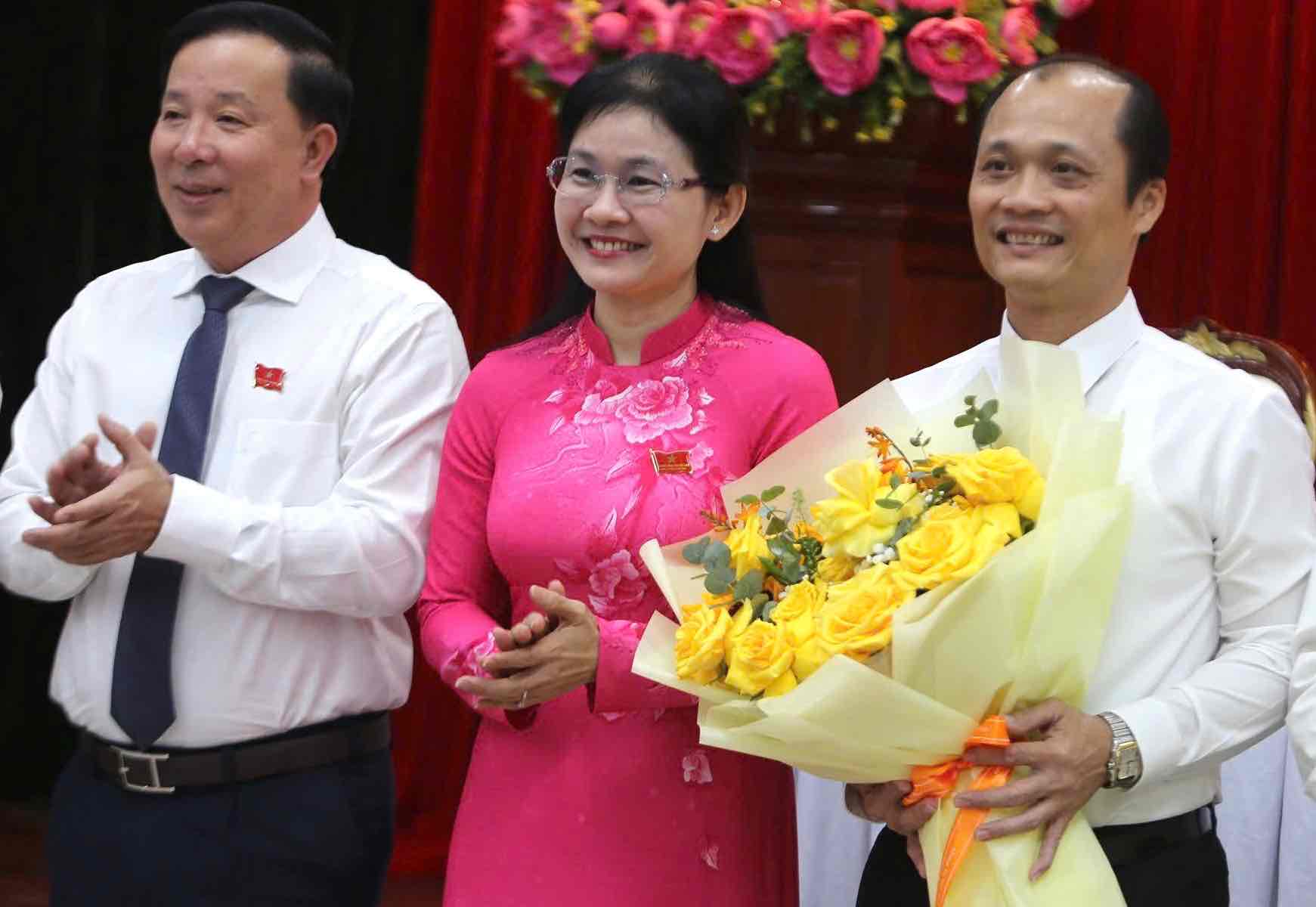 Leaders of Dong Nai province congratulate Mr. Nguyen Tuan Anh (far right) on being elected as Vice Chairman of the Provincial People's Committee. Photo: HAC