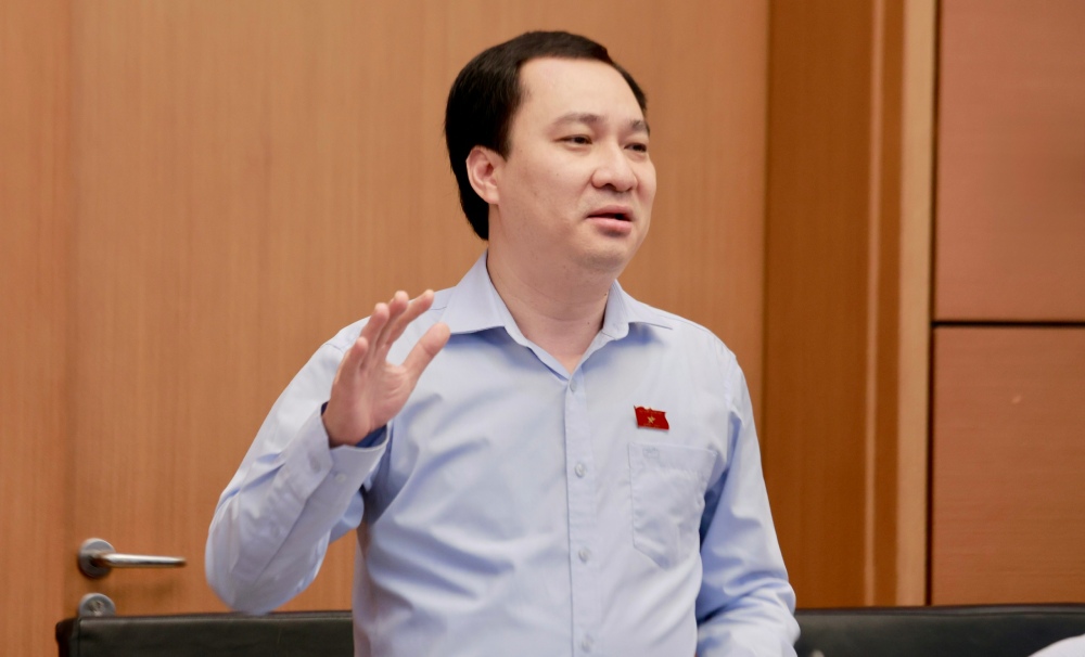 Đại biểu Quốc hội Vũ Văn Tiến nói về các dự án lãng phí. Ảnh: Phạm Đông