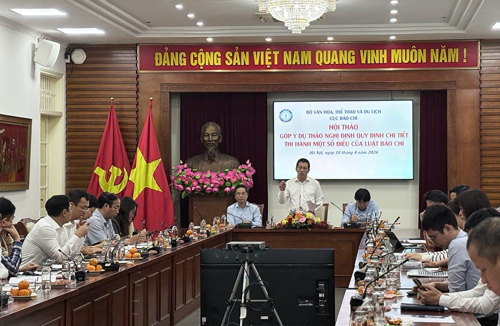 Mr. Luu Dinh Phuc - Director of the Press Department spoke at the Workshop to contribute opinions on the draft Decree detailing the implementation of a number of articles of the Press Law. Photo: Y Yen