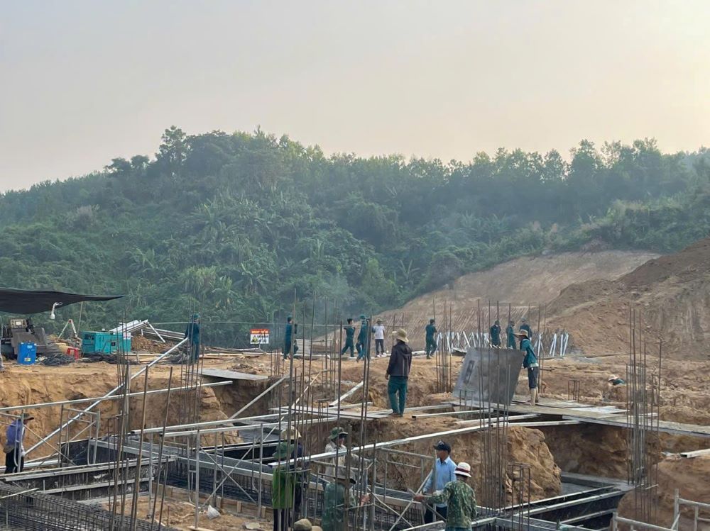 Cadres, soldiers, and soldiers of the Da Nang City Military Command support construction in Dak Pring commune. Photo: Quang Cuong