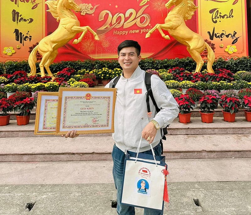 Chàng thanh niên quê Ninh Bình nhận được giấy khen của Chủ tịch xã với những đóng góp tích cực cho địa phương. Ảnh: NVCC) 