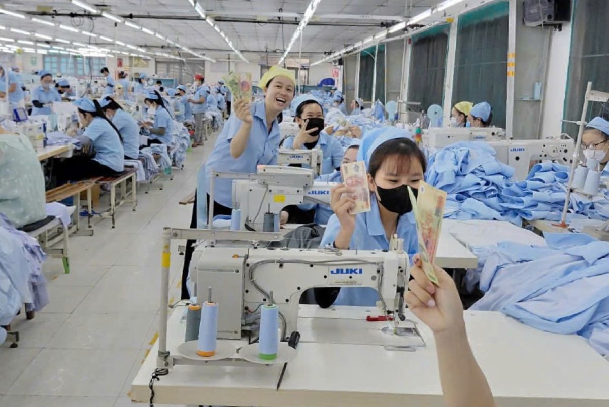 Niềm vui của người lao động khi được nhận hỗ trợ chi phí sinh hoạt từ đề xuất của công đoàn cơ sở. Ảnh: Quang Hùng