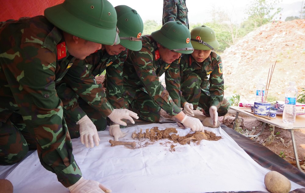 Discovery of martyrs' remains with many intact bones by the stream. Photo: Quang Tri Military Command