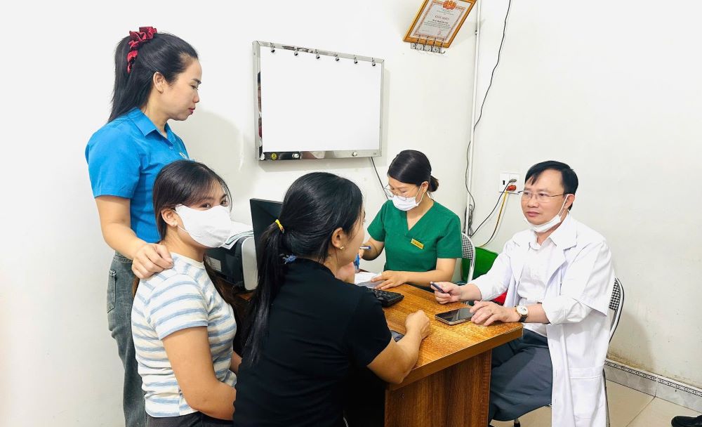 Nghia Dan Commune Trade Union organizes free health check-ups for union members and workers. Photo: Nghe An Trade Union