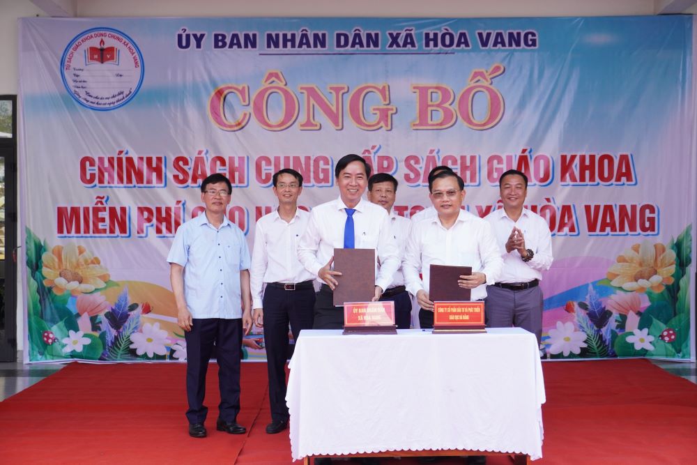 UBND xã Hòa Vang, TP Đà Nẵng thực hiện ký kết thỏa thuận cung cấp sách giáo khoa và trao quyết định giao sách giáo khoa cho thư viện các trường học. Ảnh: Trần Thi