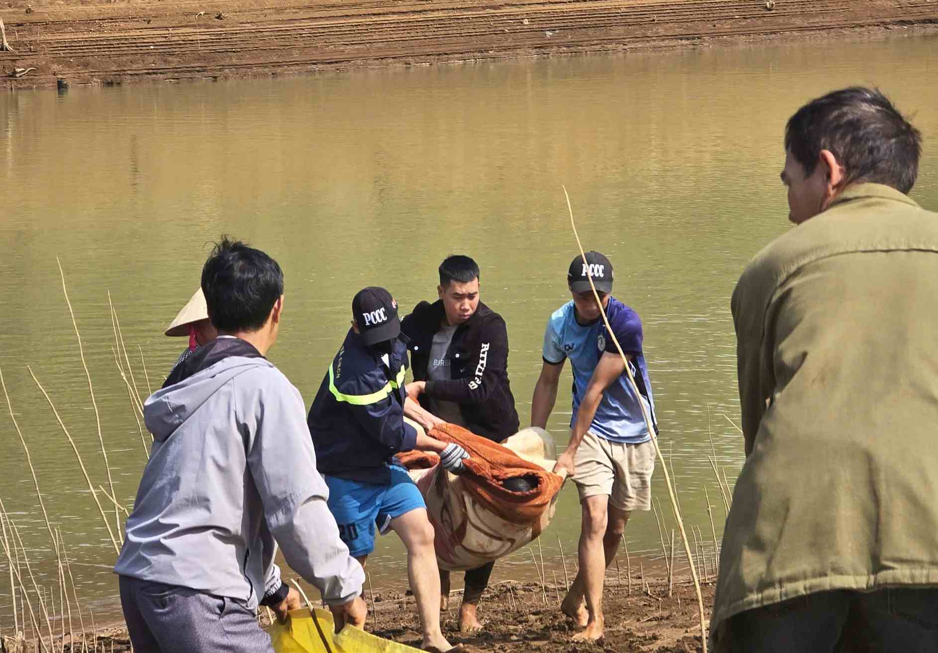 The body of the young man who drowned on Ngoc Lake has been found by functional forces. Photo: Phuc Khanh