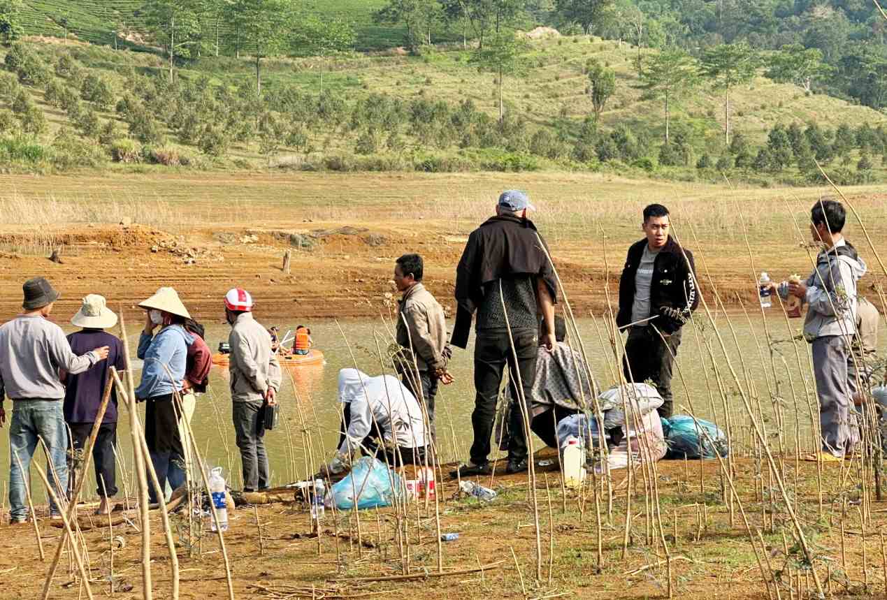 Nhiều lực lượng tham gia tìm kiếm nam thanh niên đuối nước trên hồ Ngọc khi đi câu cá. Ảnh: Phúc Khánh 