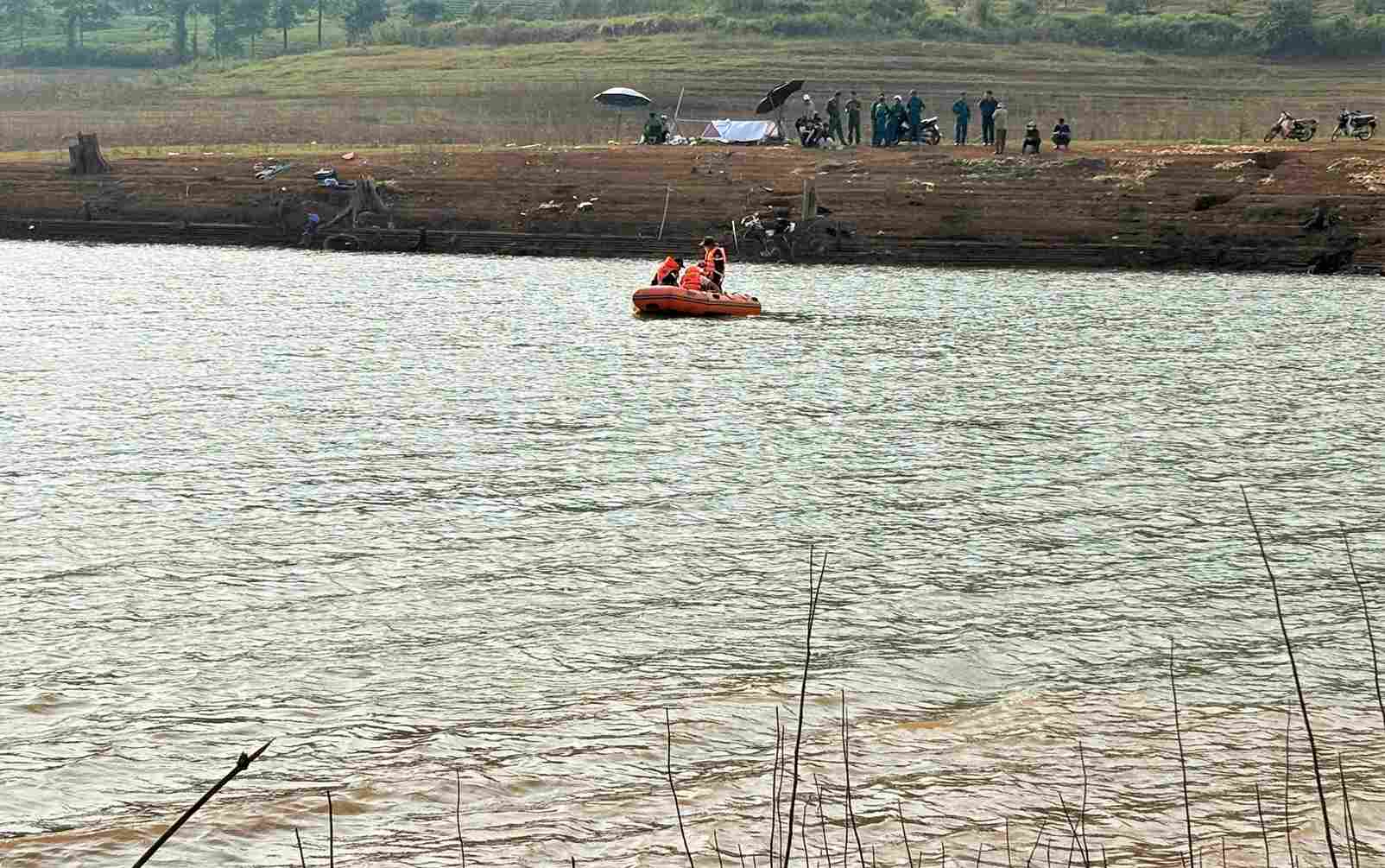 Lực lượng chức năng tổ chức tìm kiếm nam thanh niên đuối nước trên hồ Ngọc. Ảnh: Phúc Khánh 