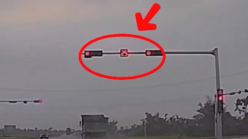 Conductor varón en Nghệ An multado por saltarse un semáforo en rojo pero pensó que no sería procesado. Foto: Policía de Hà Tĩnh