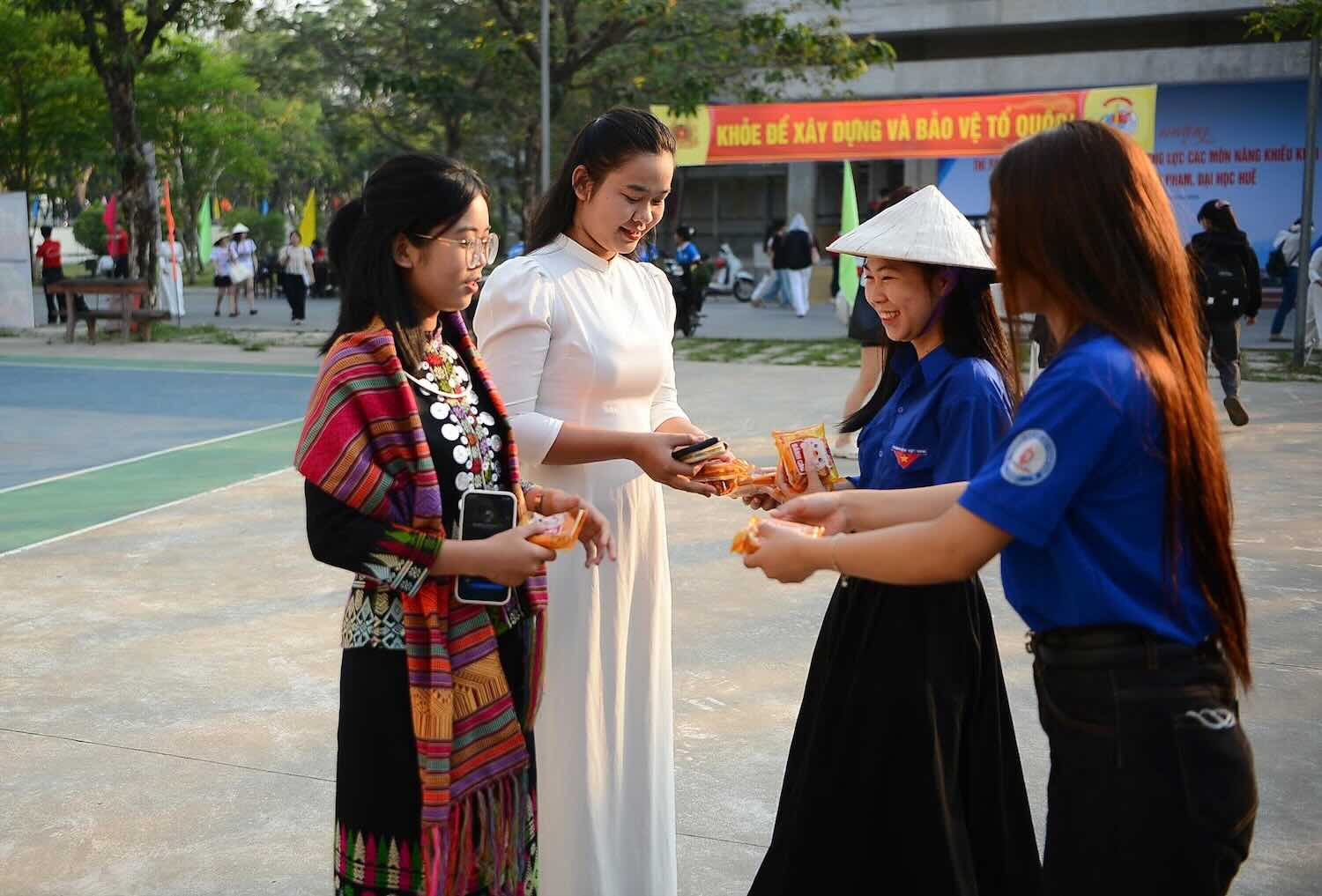 Tiếp sức cho các thí sinh. Ảnh: Mai Lan.