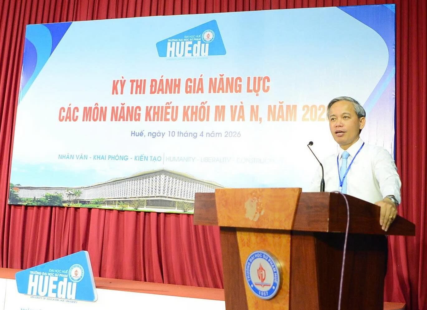 TS. Lê Hồ Sơn - Hiệu trưởng Trường Đại học Sư phạm, Đại học Huế phát biểu tại kỳ thi. Ảnh: Mai Lan.