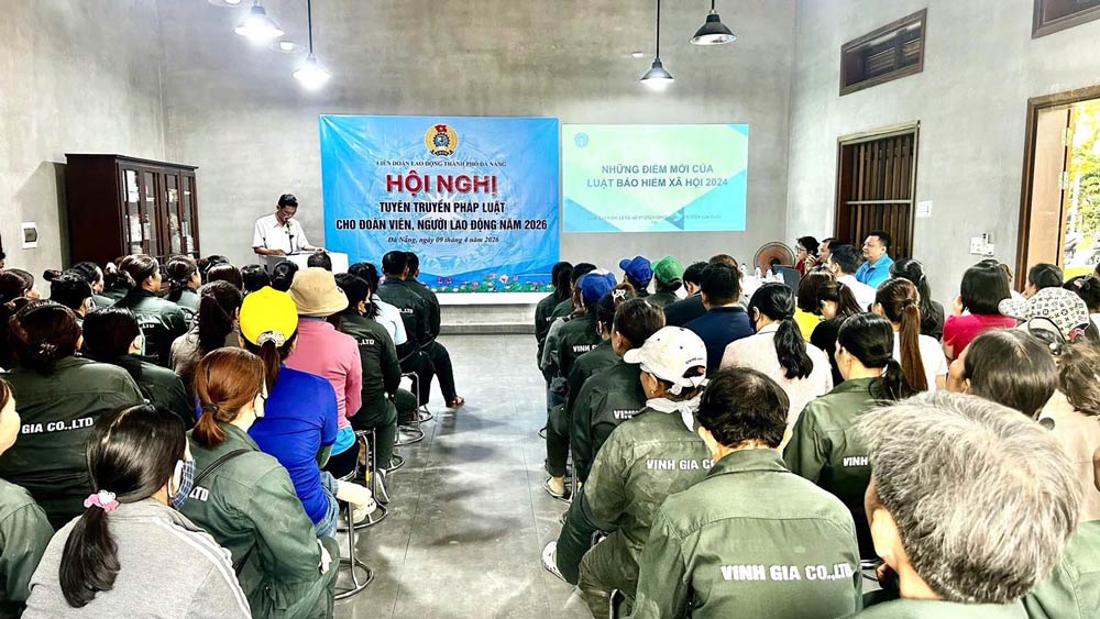 Da Nang City Trade Union coordinates with Social Insurance to propagate policies to union members and workers. Photo: Da Nang Trade Union
