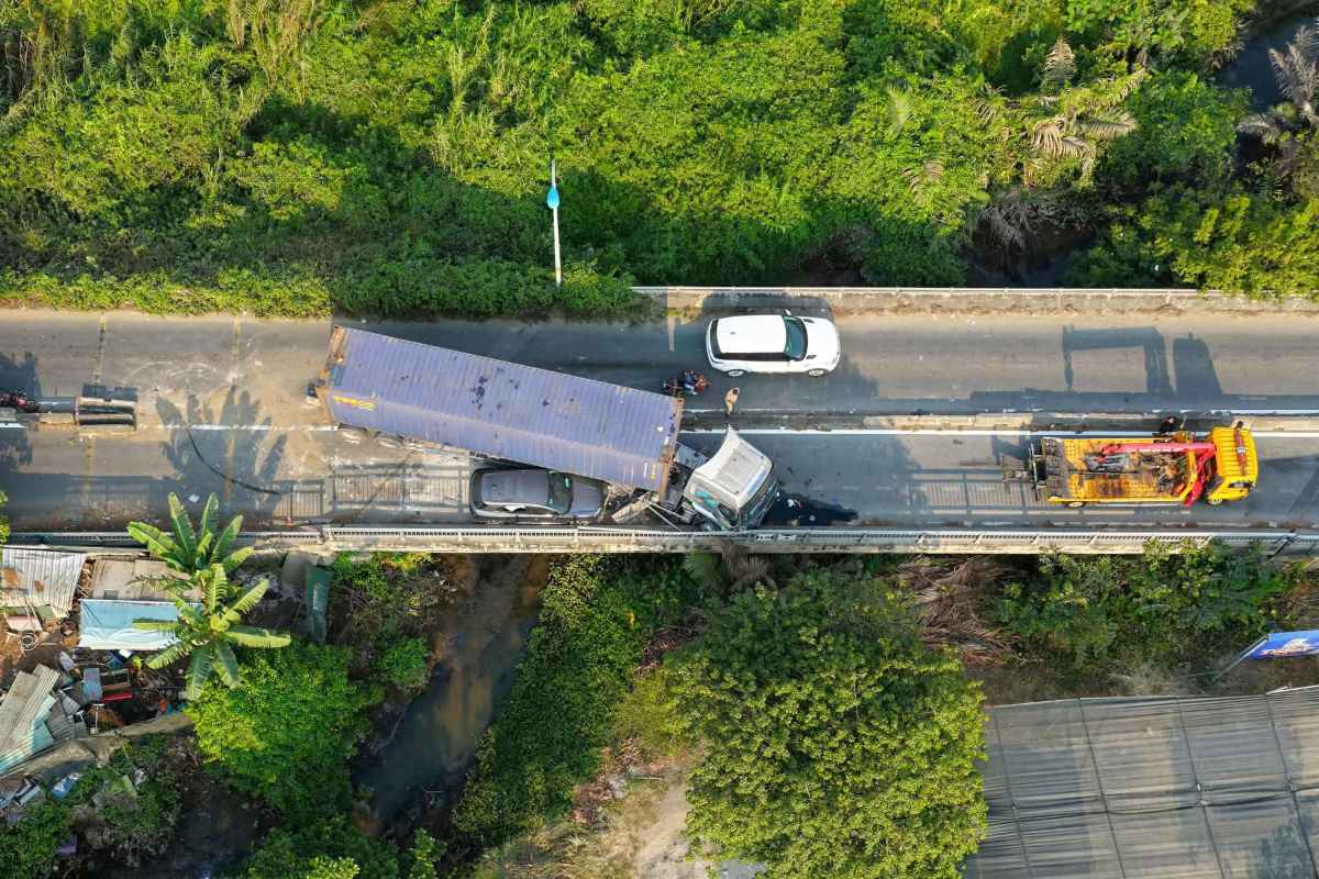 Hiện trường vụ va chạm giao thông trên cầu Phú Hữu. Ảnh: Đông Hoàng