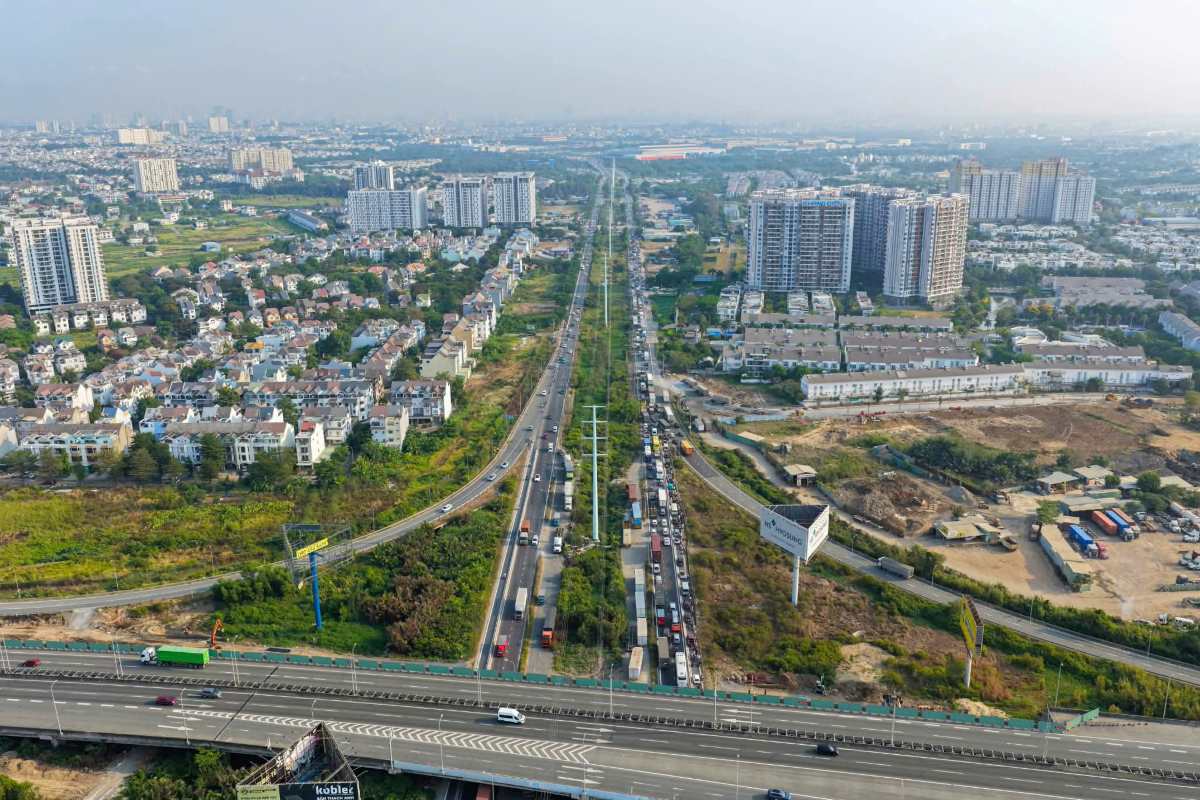 Ảnh hưởng của vụ va chạm khiến giao thông cửa ngõ phía Đông TPHCM ùn ứ. Ảnh: Đông Hoàng