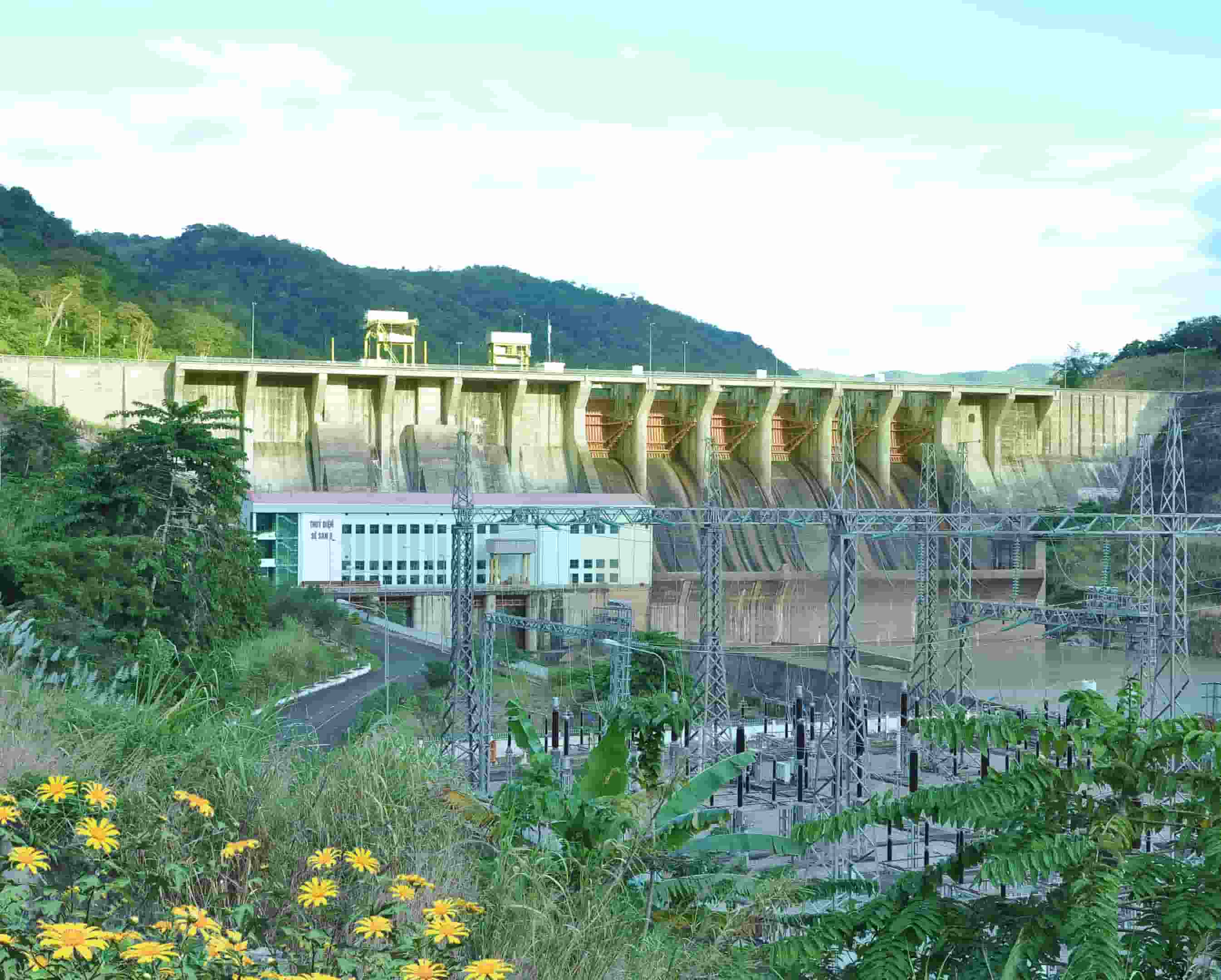 Multi-purpose strategic hydropower in addition to generating electricity also helps cut floods and regulate production. Photo: IaLy