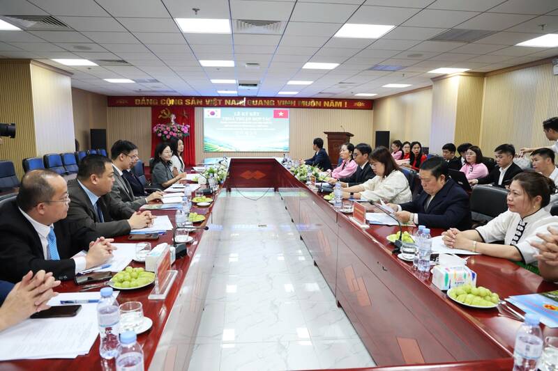 Ký kết thỏa thuận hợp tác đưa người lao động đi làm việc giữa tỉnh Sơn La và chính quyền thành phố Jeonju, tỉnh Jeollabuk, Hàn Quốc. Ảnh: Thanh Huyền