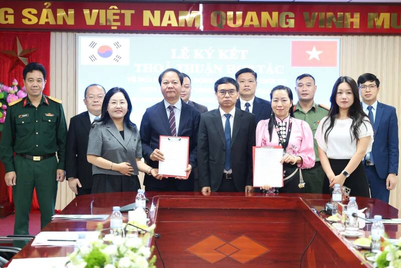 Signature d'un accord de coopération pour envoyer des travailleurs travailler saisonnier dans le secteur agricole entre la province de Sơn La et le gouvernement de la ville de Jeonju, province de Jeollabuk, Corée du Sud. Photo: Thanh Huyền