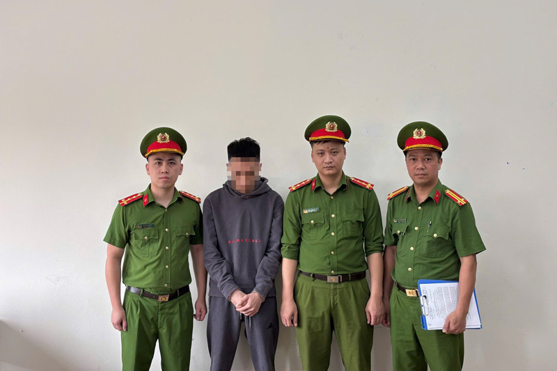 Bắt tạm giam V.V.K để điều tra vụ chém người gây thương tích, đồng thời làm rõ hành vi sử dụng trái phép vũ khí quân dụng. Ảnh: Công an xã Bảo Thắng